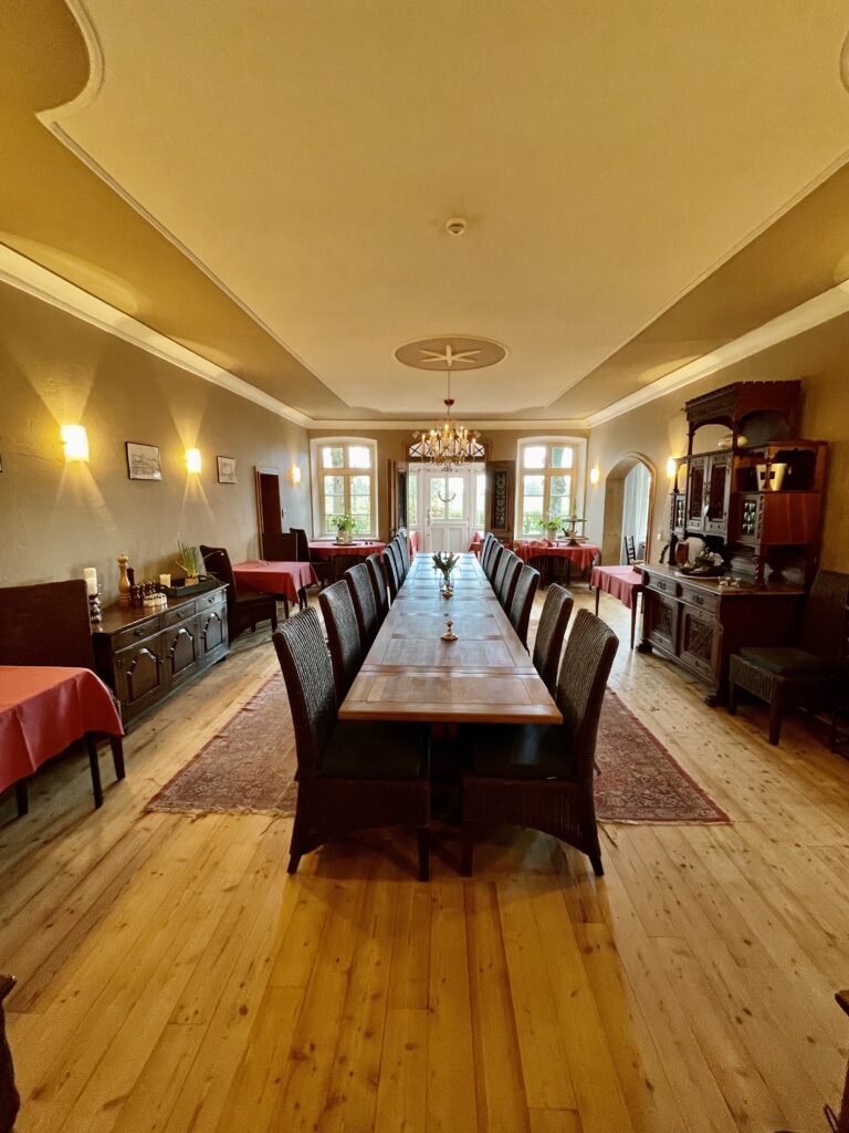Große lange Tafel im Restaurant