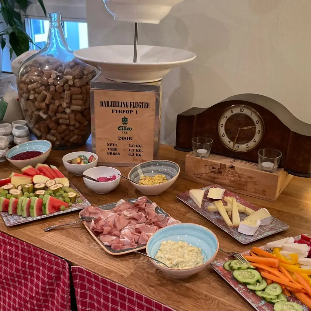 Regionales Buffet mit Vorspeisen und Käse auf Gut Schöneworth in Freiburg an der Elbe
