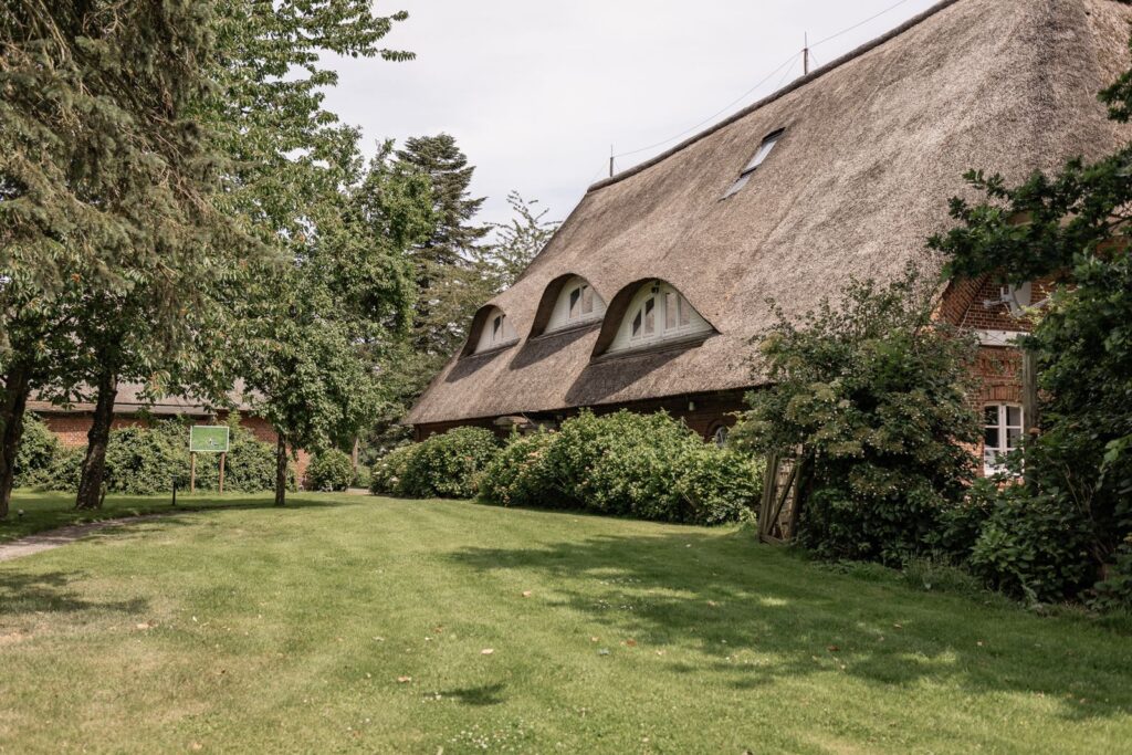 Reetdachhaus und Garten der Hochzeitslocation Gut Schöneworth