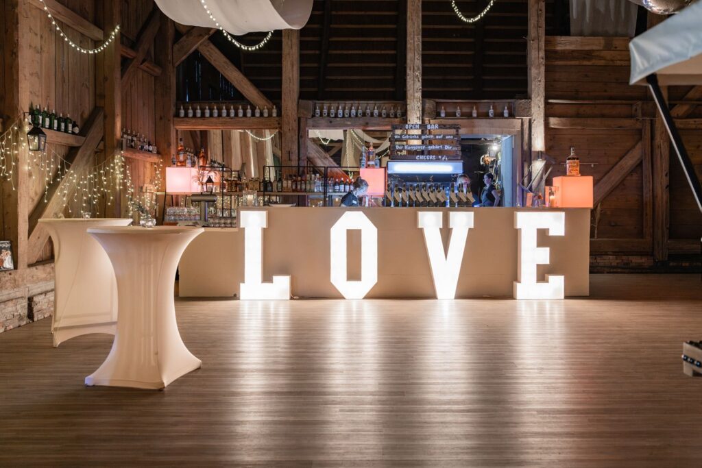 Tanzfläche mit LOVE-Buchstaben in der Scheune