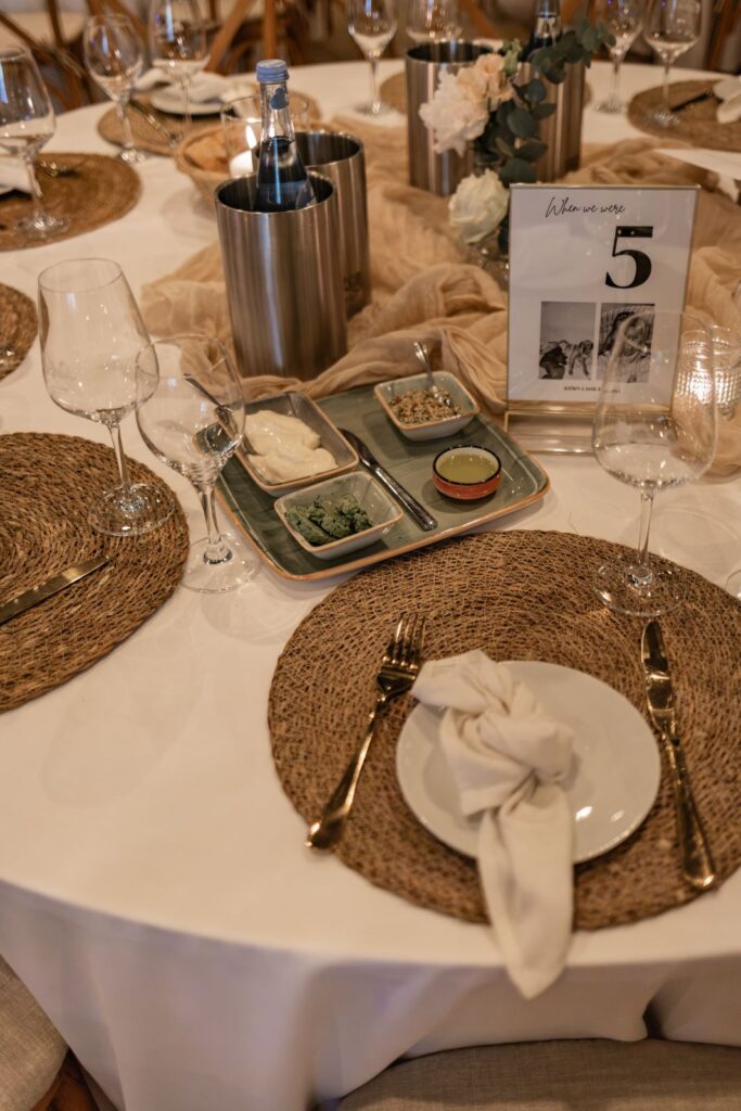 Tischdeko im Boho-Stil für die Scheunenhochzeit