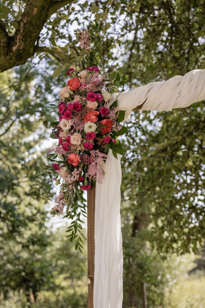 Traubogen mit Blumen für die Hochzeit bei Stade